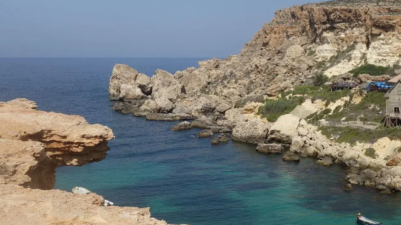 Malta w grudniu: skaliste wybrzeże, turkusowa woda i łodzie. Idealna temperatura na zwiedzanie!