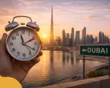 Budzik w dłoni, zachód słońca nad Dubajem. Sprawdź, jaka jest różnica czasu Polska-Dubaj, by zaplanować podróż.