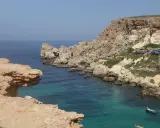 Malta w grudniu: skaliste wybrzeże, turkusowa woda i łodzie. Idealna temperatura na zwiedzanie!