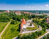 Sandomierz nad Wisłą, zamek i miasto w zieleni. Widok z lotu ptaka na zabytkowe budowle i malownicze krajobrazy.