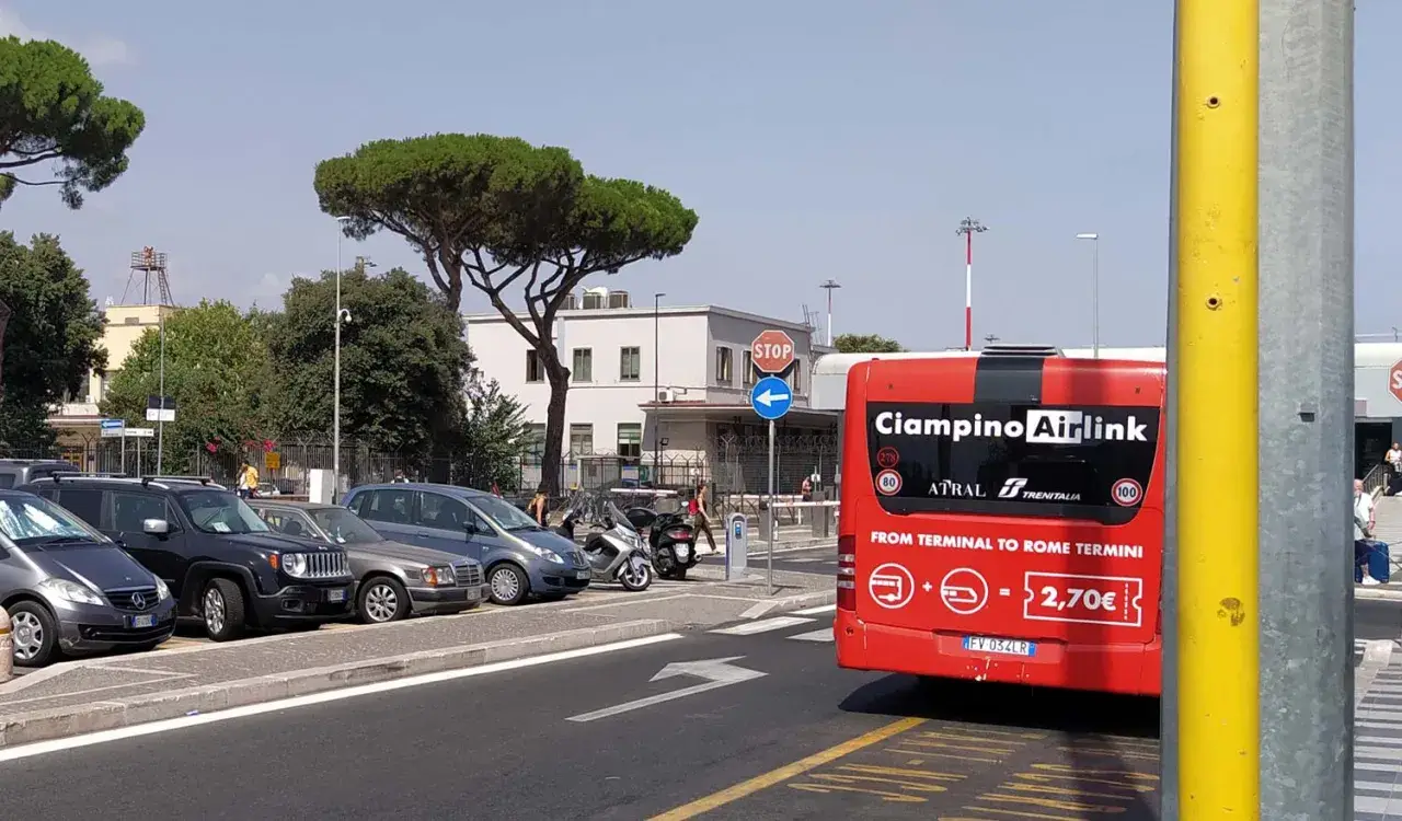 Czerwony autobus Ciampino Airlink na lotnisku Rzym Ciampino, gotowy do podróży na Termini.