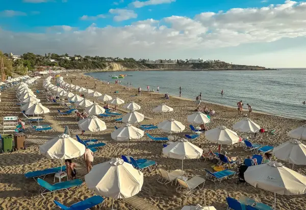 Piękna plaża na Cyprze, gdzie cypr pogoda w listopadzie pozwala na relaks pod białymi parasolami.