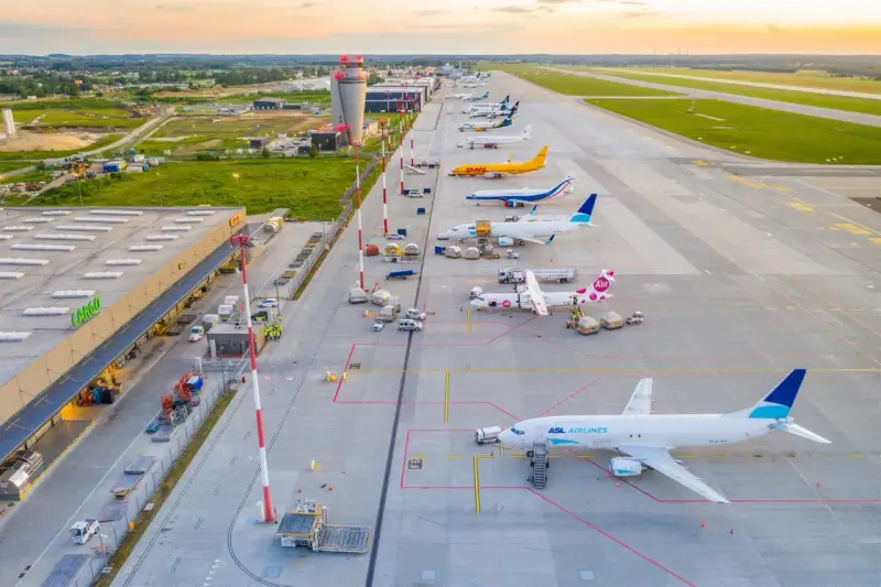 Lotnisko Katowice-Pyrzowice, samoloty ASL Airlines, DHL, Ryanair i inne czekają na loty do Dortmundu i innych miejsc.